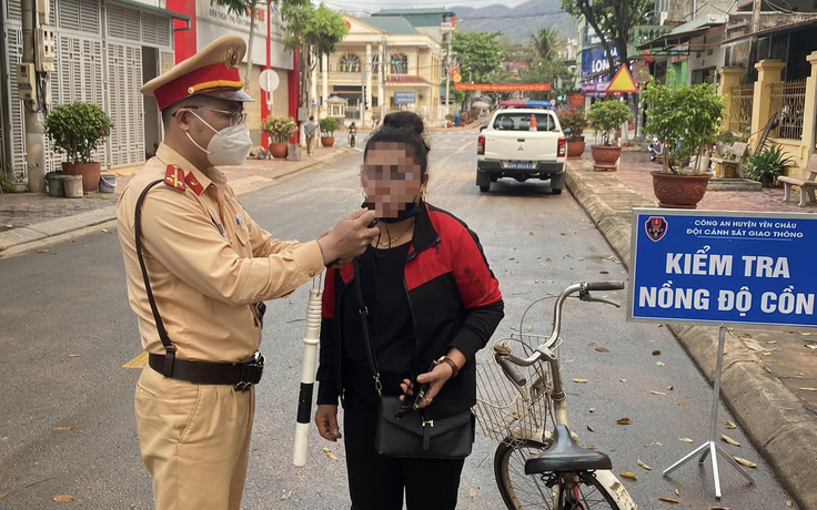 Đi xe đạp có nồng độ cồn, một phụ nữ ở Sơn La bị xử phạt
