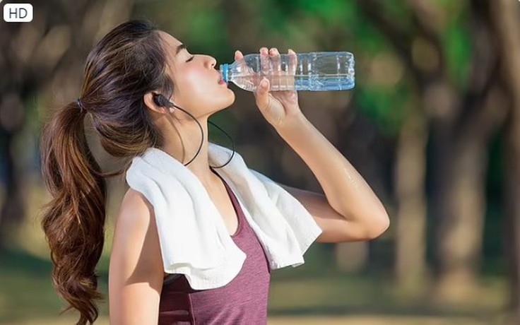 Trời nóng, nếu cả ngày bạn quên uống nước, cơ thể sẽ thế nào? Trời nóng, nếu cả ngày bạn quên uống nước, cơ thể sẽ thế nào?