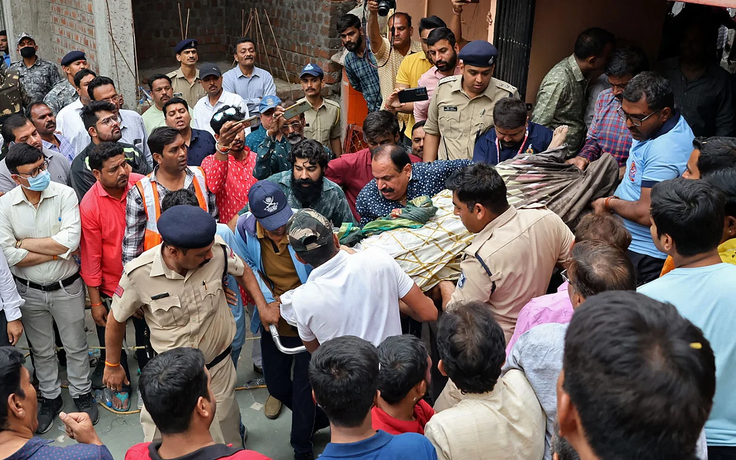 Ấn Độ: Đang đi trên miệng giếng trong đền thì sàn đổ sập, 13 người chết