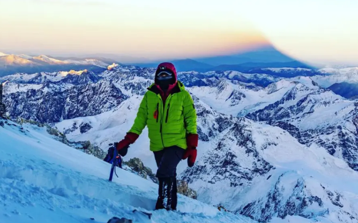 Cô gái sống trên đỉnh núi lửa để tạo nên kỷ lục thế giới
