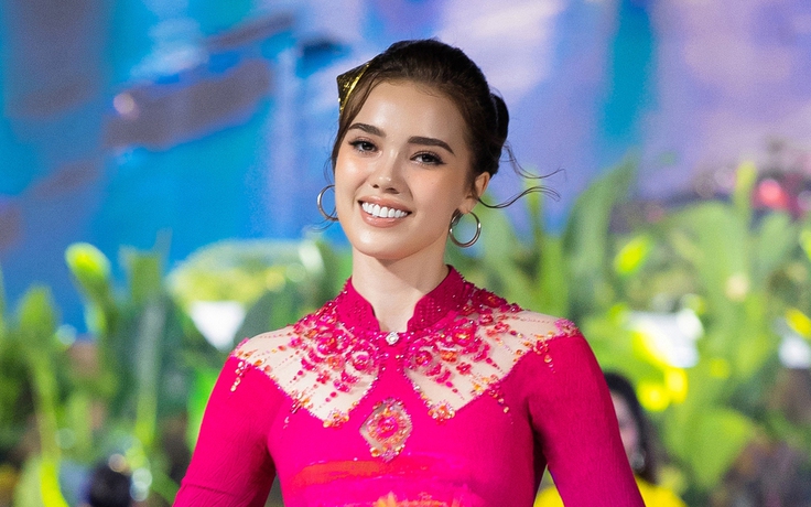 Á hậu Miss Charm trở lại Việt Nam diễn áo dài cho Đỗ Trịnh Hoài Nam