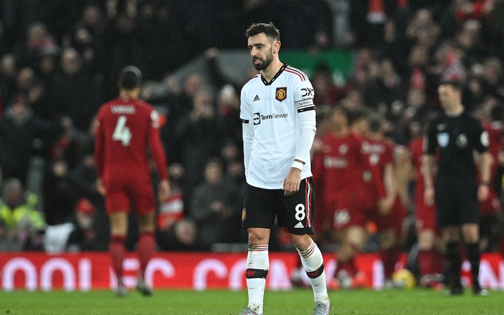 Fernandes bị bêu xấu khi đòi ra sân trong trận thảm bại của M.U trước Liverpool