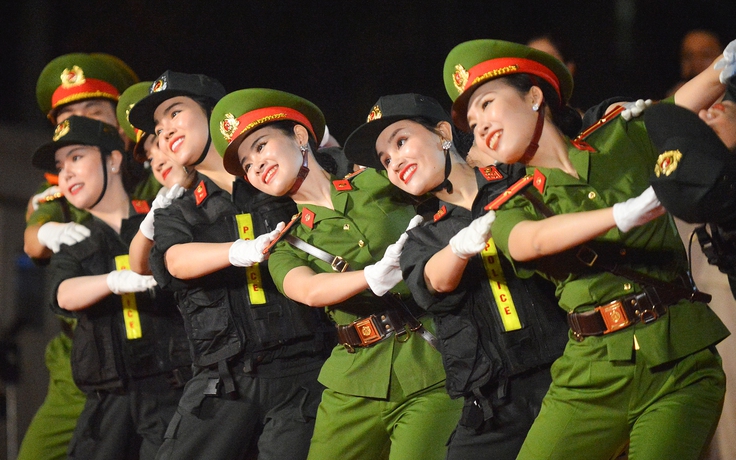 Nữ chiến sĩ công an xinh đẹp biểu diễn ca múa nhạc trên phố đi bộ Hà Nội Nữ chiến sĩ công an xinh đẹp biểu diễn ca múa nhạc trên phố đi bộ Hà Nội