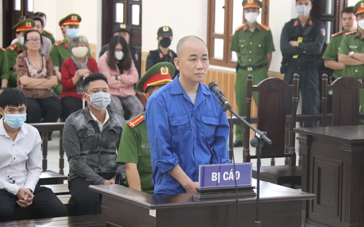 Bình Thuận: Tài xế lái xe Mercedes chạy lòng vòng tông chết người, lãnh 4 năm tù