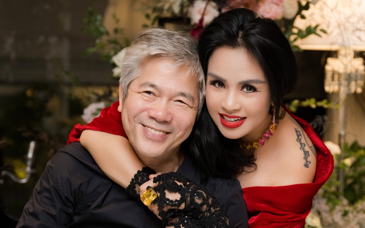 Ca sĩ Thanh Lam tình tứ bên bác sĩ Tiến Hùng Ca sĩ Thanh Lam tình tứ bên bác sĩ Tiến Hùng