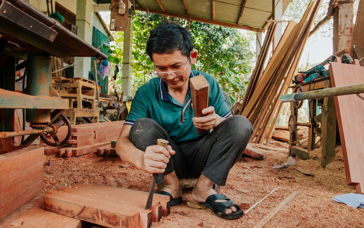 Bỗng dưng thành người gù, ông chủ xưởng mộc 'mặc kệ đời', 30 năm miệt mài mưu sinh