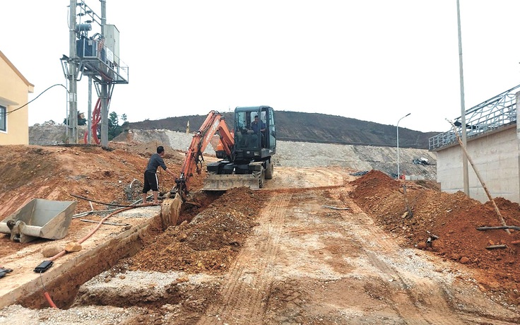 'Dài cổ' chờ nước sạch bên nhà máy hơn 229 tỉ đồng chậm tiến độ 'Dài cổ' chờ nước sạch bên nhà máy hơn 229 tỉ đồng chậm tiến độ