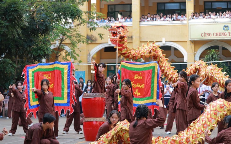 Hào hùng sử Việt qua bài nhảy flashmob của học sinh ở TP.HCM khiến nhiều người rơi nước mắt