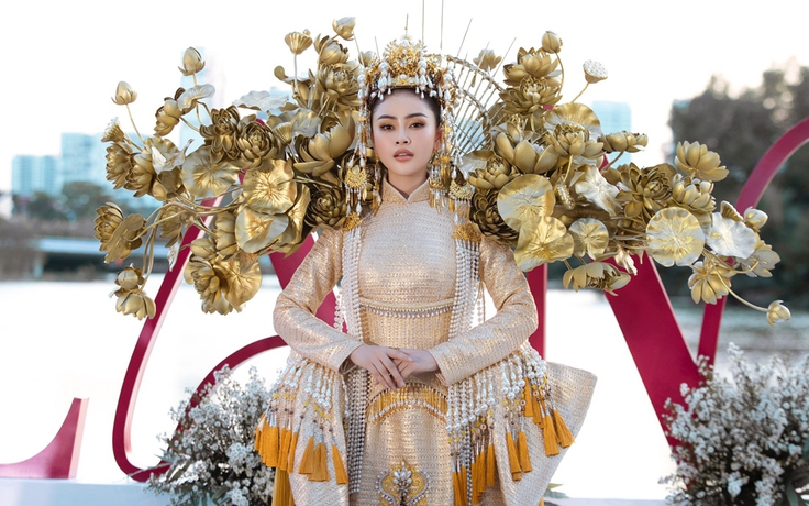 Hoa hậu Lý Kim Thảo diện áo dài nặng 30kg trình diễn thời trang