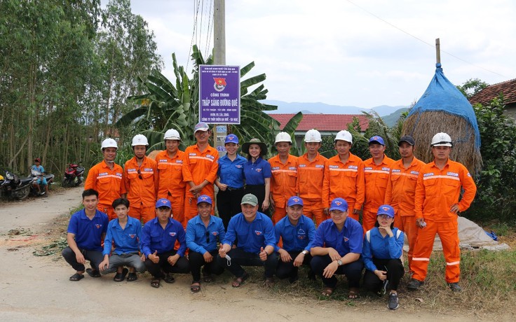 Đoàn thanh niên Công ty thủy điện An Khê - Ka Nak giúp người dân Thượng Sơn