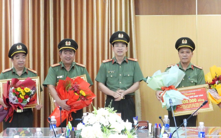 Thưởng nóng lực lượng bắt một người Trung Quốc trốn truy nã ở Đà Nẵng