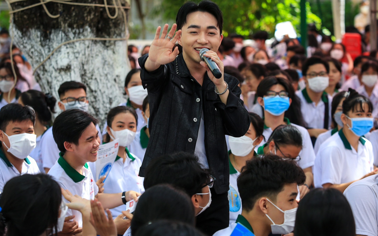 Quán quân 'Thần tượng Bolero 2016' Trung Quang nhận mưa tim ở Tiền Giang