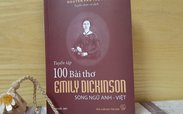 ‘Tuyển tập 100 bài thơ Emily Dickinson’ - Nhìn thế giới sống động