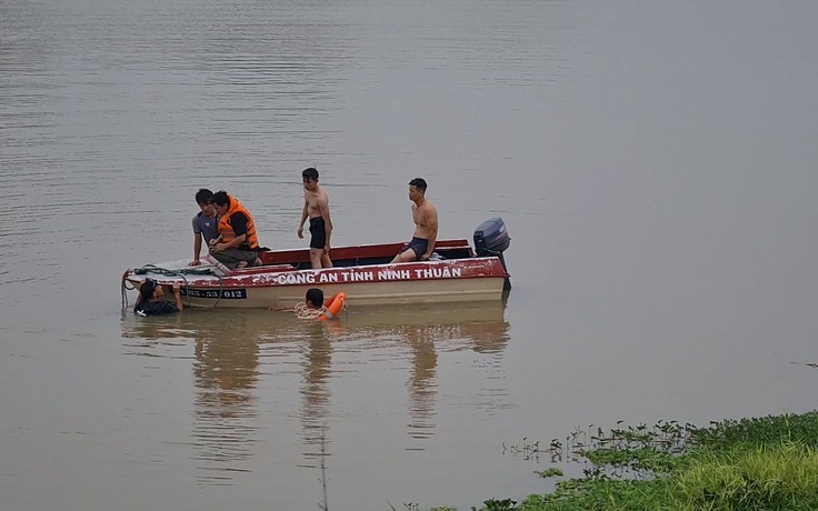 Lặn tìm người phụ nữ bất ngờ nhảy từ thuyền thúng xuống sông Dinh