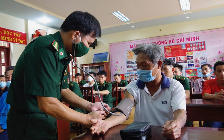 Tàu cá cháy ngoài biển, 13 ngư dân thoát nạn bằng phao cứu sinh và thuyền thúng