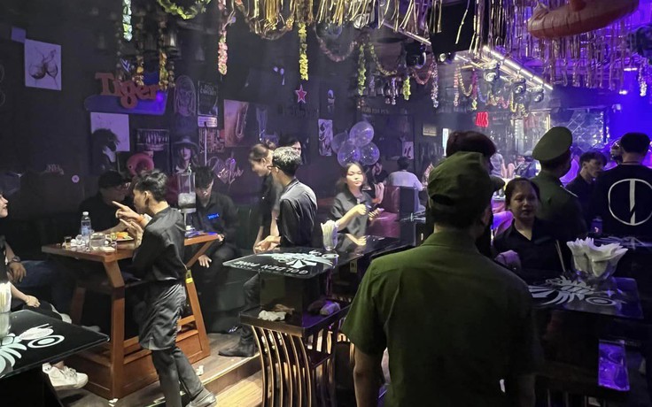 Đột kích bar New Golden Pine, phát hiện 1 khách và 9 nhân viên dương tính ma túy Đột kích bar New Golden Pine, phát hiện 1 khách và 9 nhân viên dương tính ma túy