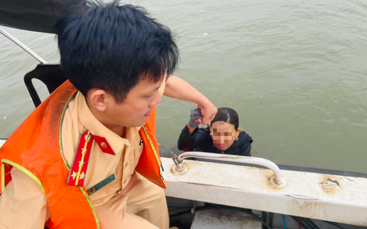 Cảnh sát giao thông cứu người phụ nữ rơi từ tàu xuống sông Hồng