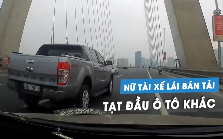 'Thót tim' nữ tài xế lái xe bán tải tạt đầu xe khác trên cầu