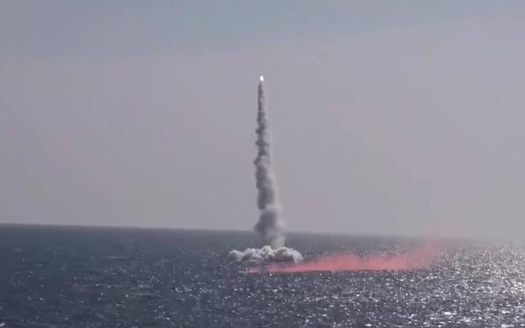 Hai tàu ngầm Nga bắn trúng mục tiêu mồi ở vùng biển Đông Á