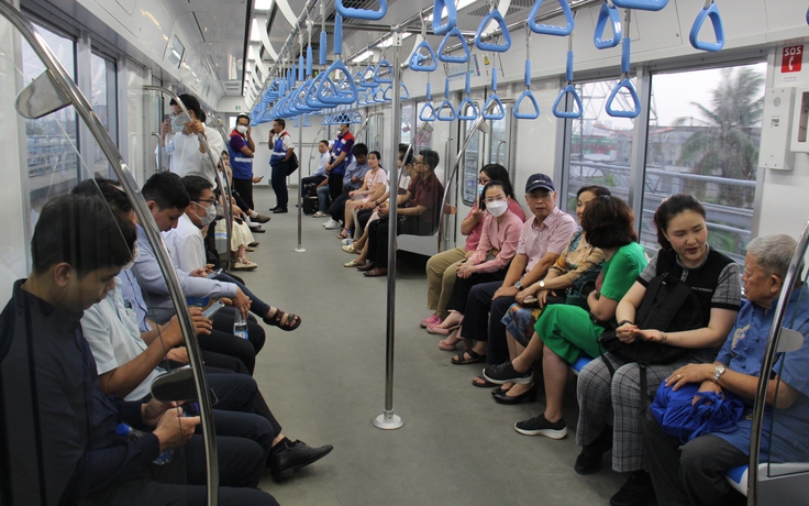 Người dân TP.HCM thích thú trải nghiệm metro số 1, chạy 20 phút từ Dĩ An đến Thảo Điền