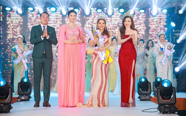 Hoa hậu Ngọc Hân trao vương miện cho Hoa hậu Doanh nhân Thời đại 2023