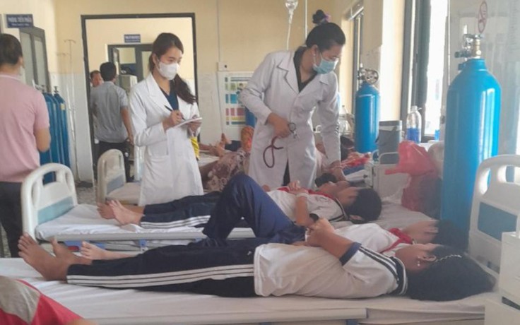 Bình Phước: 8 học sinh nghi ngộ độc sau khi ăn kẹo mua ngoài cổng trường