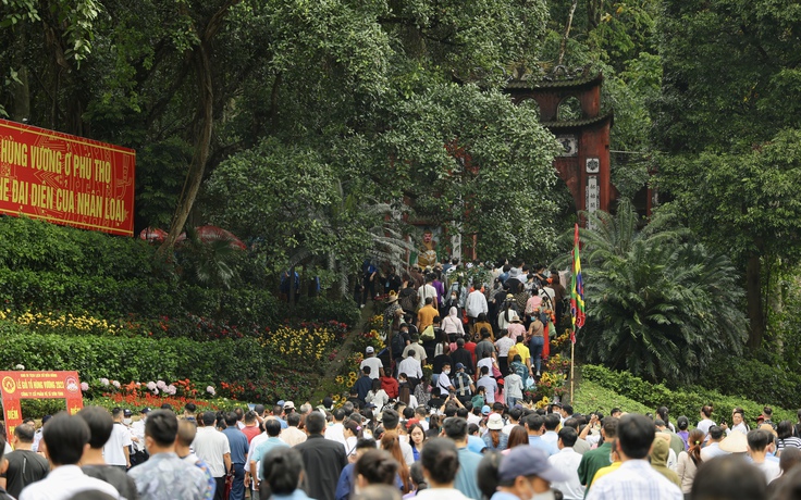 Sự kiện văn hóa tuần qua: Dòng người đội mưa về đền Hùng dâng hương