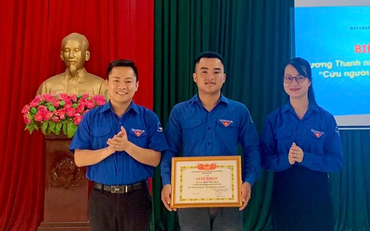 Biểu dương Bí thư đoàn cứu 1 em nhỏ bị đuối nước Biểu dương Bí thư đoàn cứu 1 em nhỏ bị đuối nước