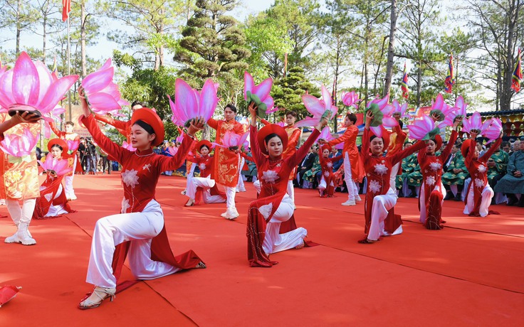 Hướng về cội nguồn, dâng hương tưởng nhớ vua Hùng tại Đền thờ Âu Lạc