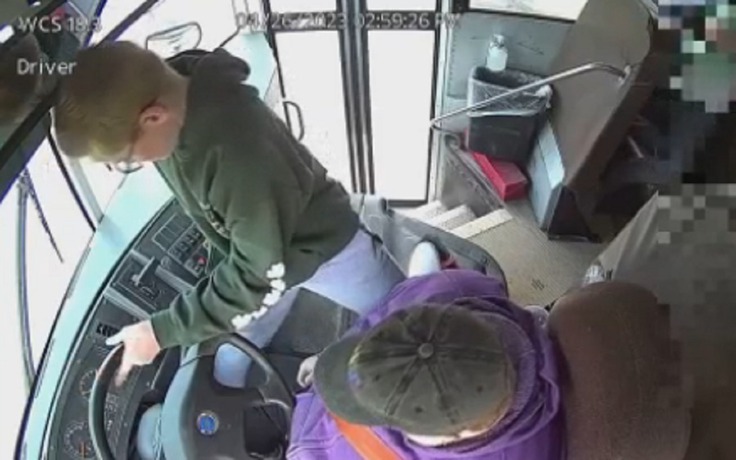 Cậu bé 13 tuổi dừng xe buýt an toàn sau khi tài xế bất tỉnh