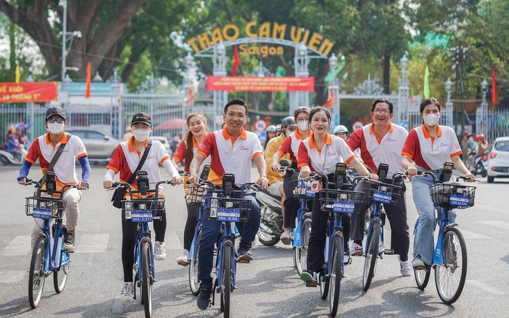 Người dân TP.HCM diễu hành xe đạp qua các điểm check-in nổi tiếng mừng Lễ 30.4