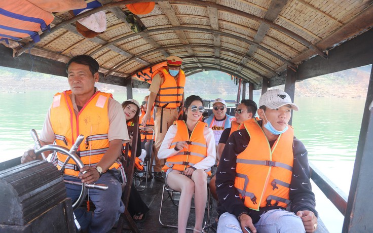 CSGT đo nồng độ cồn người lái tàu chở khách trên ‘vịnh Hạ Long’ Tà Đùng