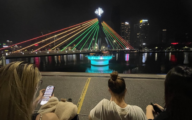 Ngắm trọn khoảnh khắc cầu Sông Hàn quay trong đêm