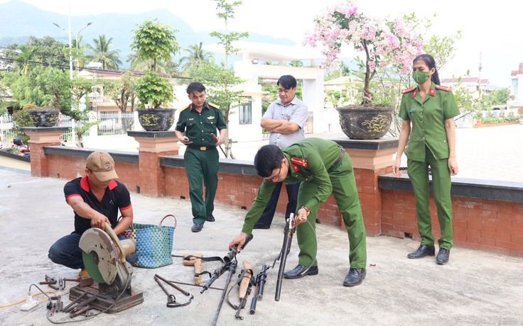 Quảng Ngãi: Tiêu hủy gần 100 khẩu súng và vật liệu nổ