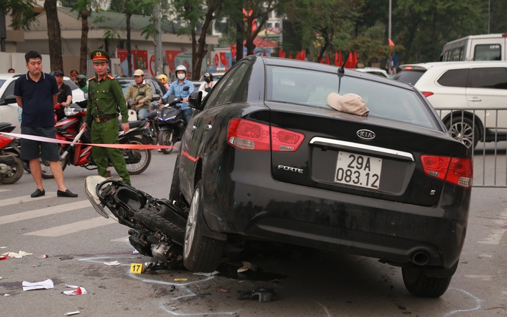 Hà Nội yêu cầu làm rõ vụ ô tô tông 17 xe máy làm 22 người bị thương