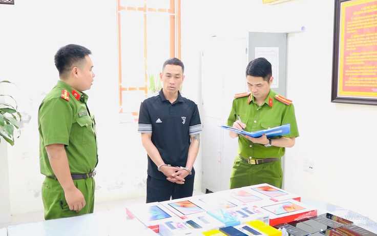 Bị vây bắt, nghi can trộm cắp dùng dao chống trả rồi tự đâm vào cổ Bị vây bắt, nghi can trộm cắp dùng dao chống trả rồi tự đâm vào cổ