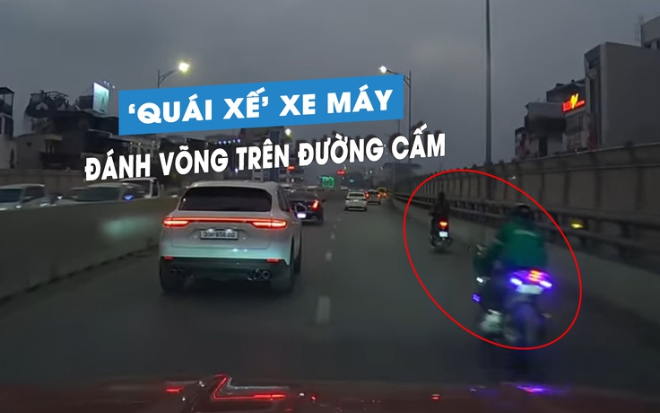 'Quái xế' lái xe máy phóng như bay trên đường cấm, đánh võng tạt đầu ô tô