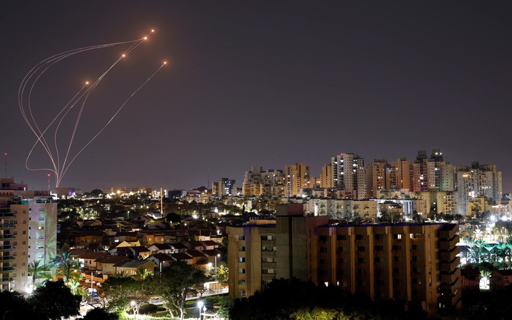 Hứng rốc két từ Syria, Israel nã pháo đáp trả