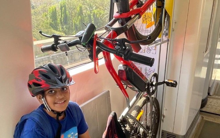 Cậu bé mang xe đạp lên tàu điện ngầm để đi học mỗi ngày