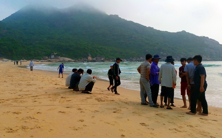 Bình Định: Bị sóng cuốn khi tắm biển, một thanh niên tử vong Bình Định: Bị sóng cuốn khi tắm biển, một thanh niên tử vong
