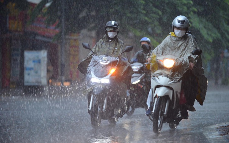 Cảnh báo mưa, giông lốc giờ tan tầm ở nội thành Hà Nội