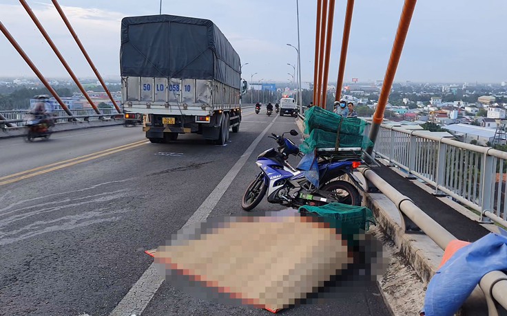 Tai nạn giao thông trên cầu Rạch Miễu, người giao gà tử vong