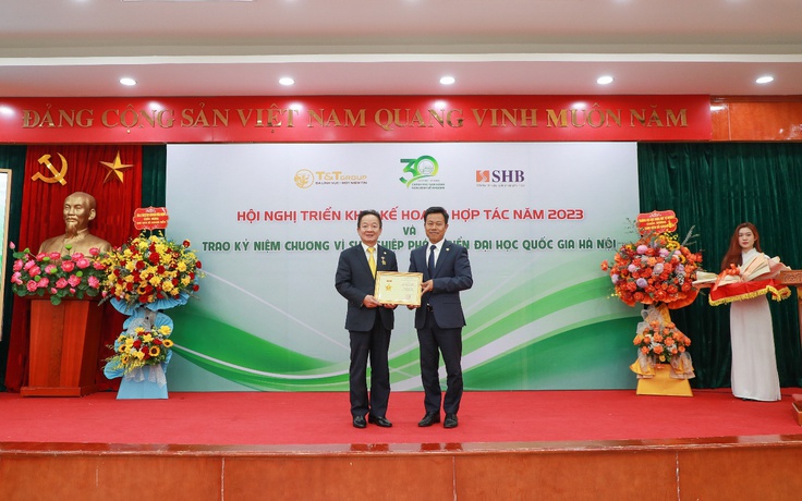 Doanh nhân Đỗ Quang Hiển nhận kỷ niệm chương vì sự nghiệp phát triển ĐHQG Hà Nội