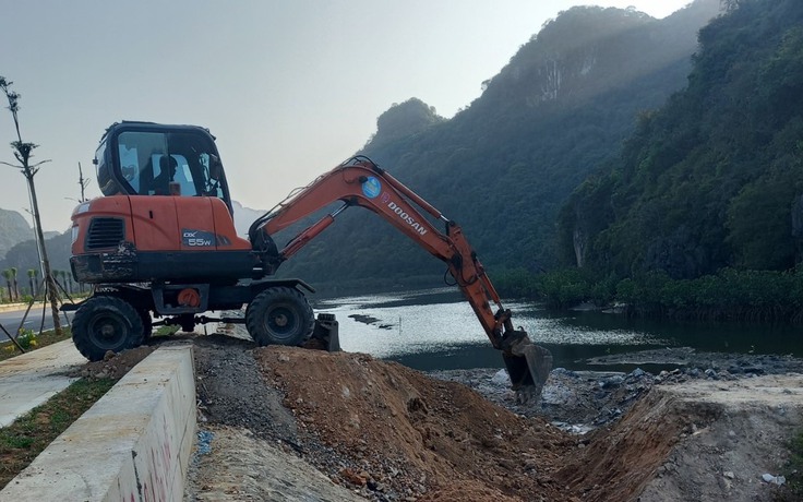 Phá dỡ đường mòn trái phép nối vào đường bao biển nghìn tỉ ở Quảng Ninh