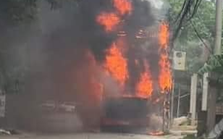 Hà Nội: Xe buýt bất ngờ bốc cháy ngùn ngụt, nhiều người hoảng sợ