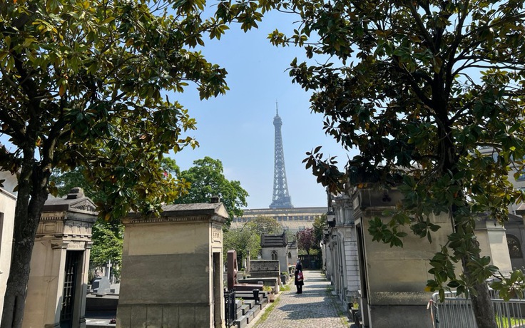 Thăm mộ vua Bảo Đại giữa Paris