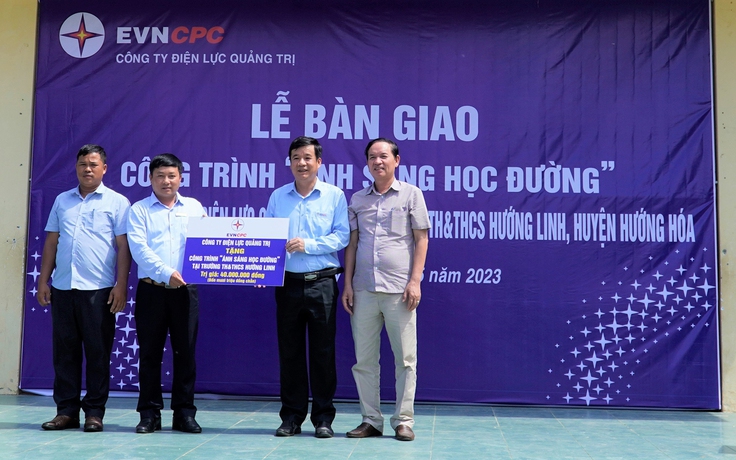 Công ty Điện lực Quảng Trị tặng 'Ánh sáng học đường' cho điểm trường miền núi