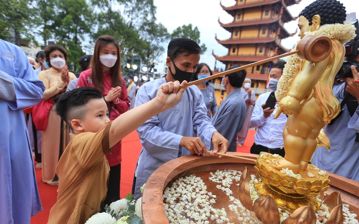 Đại lễ Phật đản: Người dân TP.HCM có thể thả hoa đăng, lễ tắm Phật