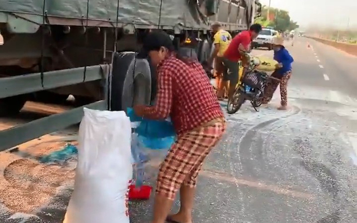 Clip cho rằng 'hôi của' gạo sau TNGT: Truy tìm người đưa tin sai sự thật