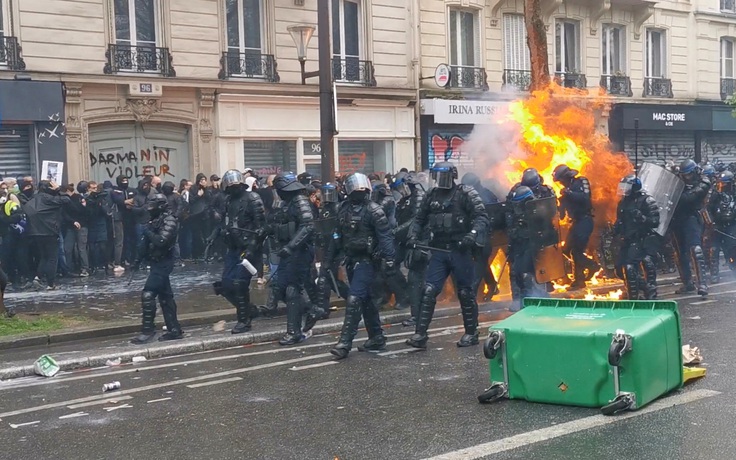 Cảnh sát bị ném bom xăng trong biểu tình chống cải cách lương hưu ở Pháp